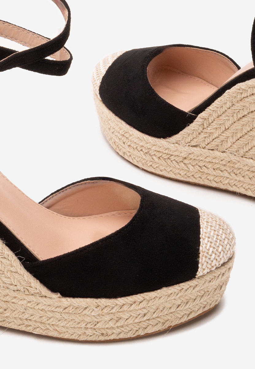 Czarne sandały na koturnie Saniza V3