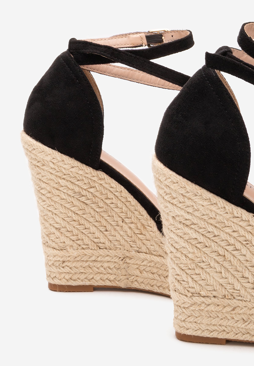 Czarne sandały na koturnie Saniza V3