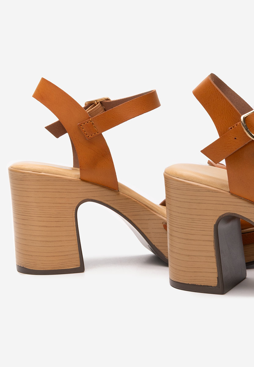 Camelowe sandały na słupku Loisana