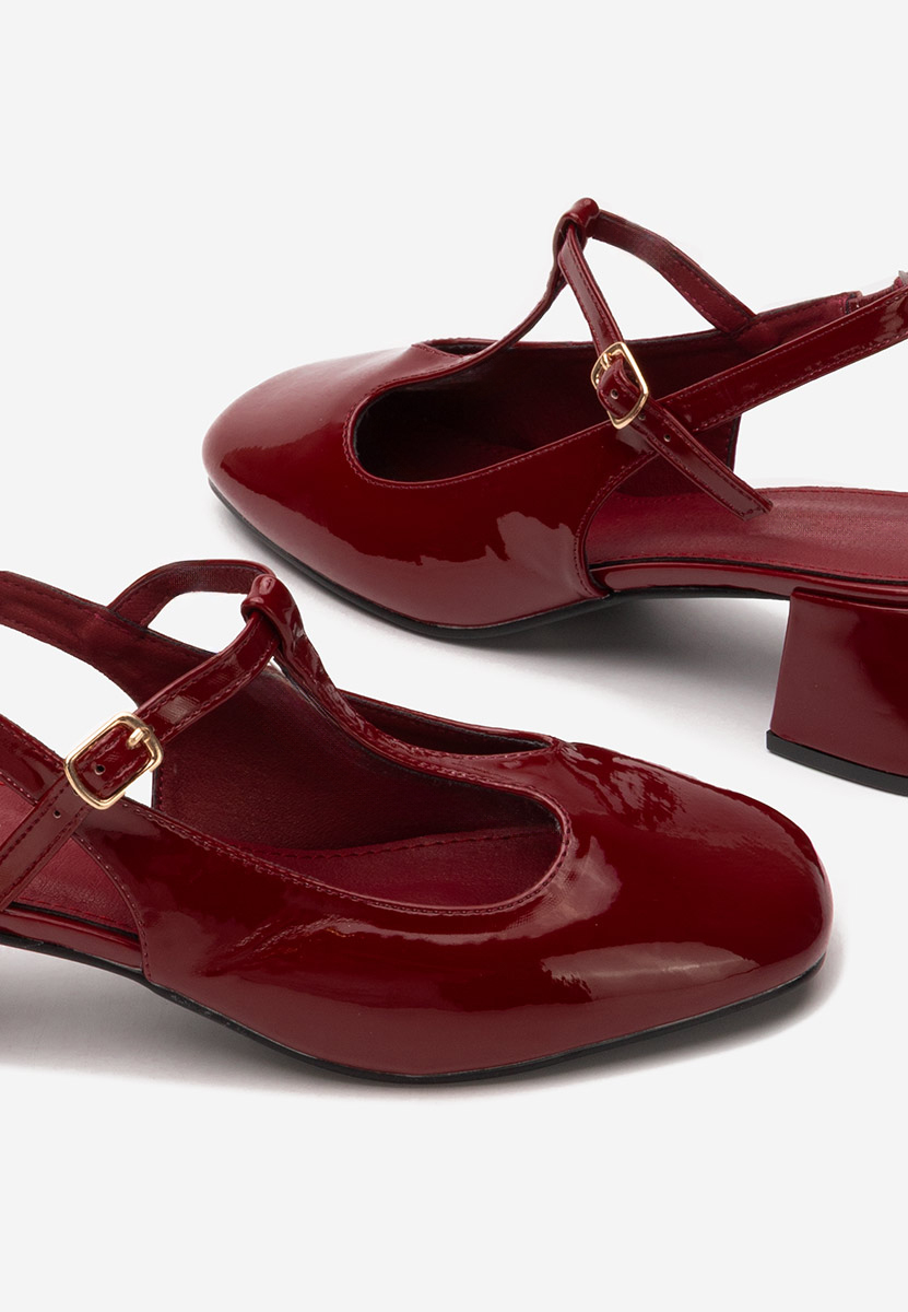 Czerwone czółenka na słupku Beatrina