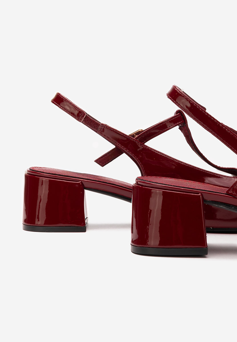 Czerwone czółenka na słupku Beatrina