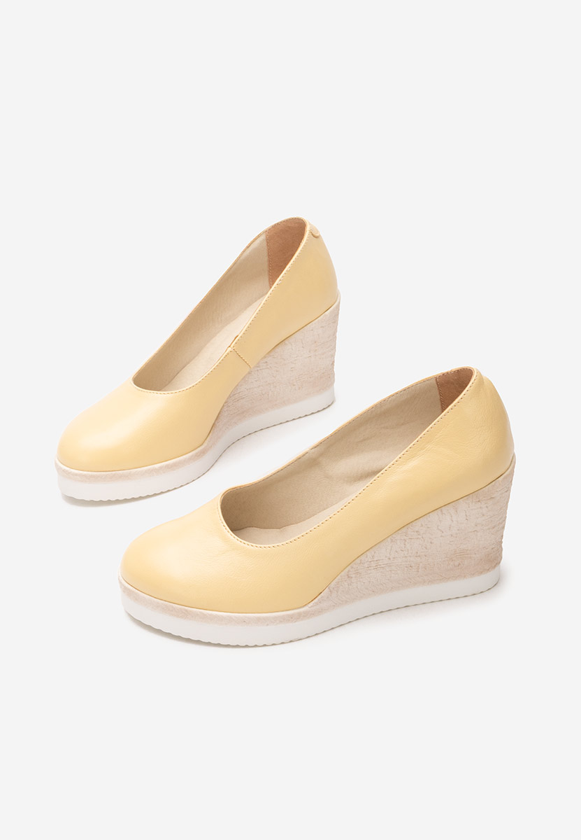 Żółte czółenka na koturnie Kaira