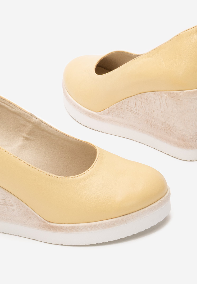 Żółte czółenka na koturnie Kaira