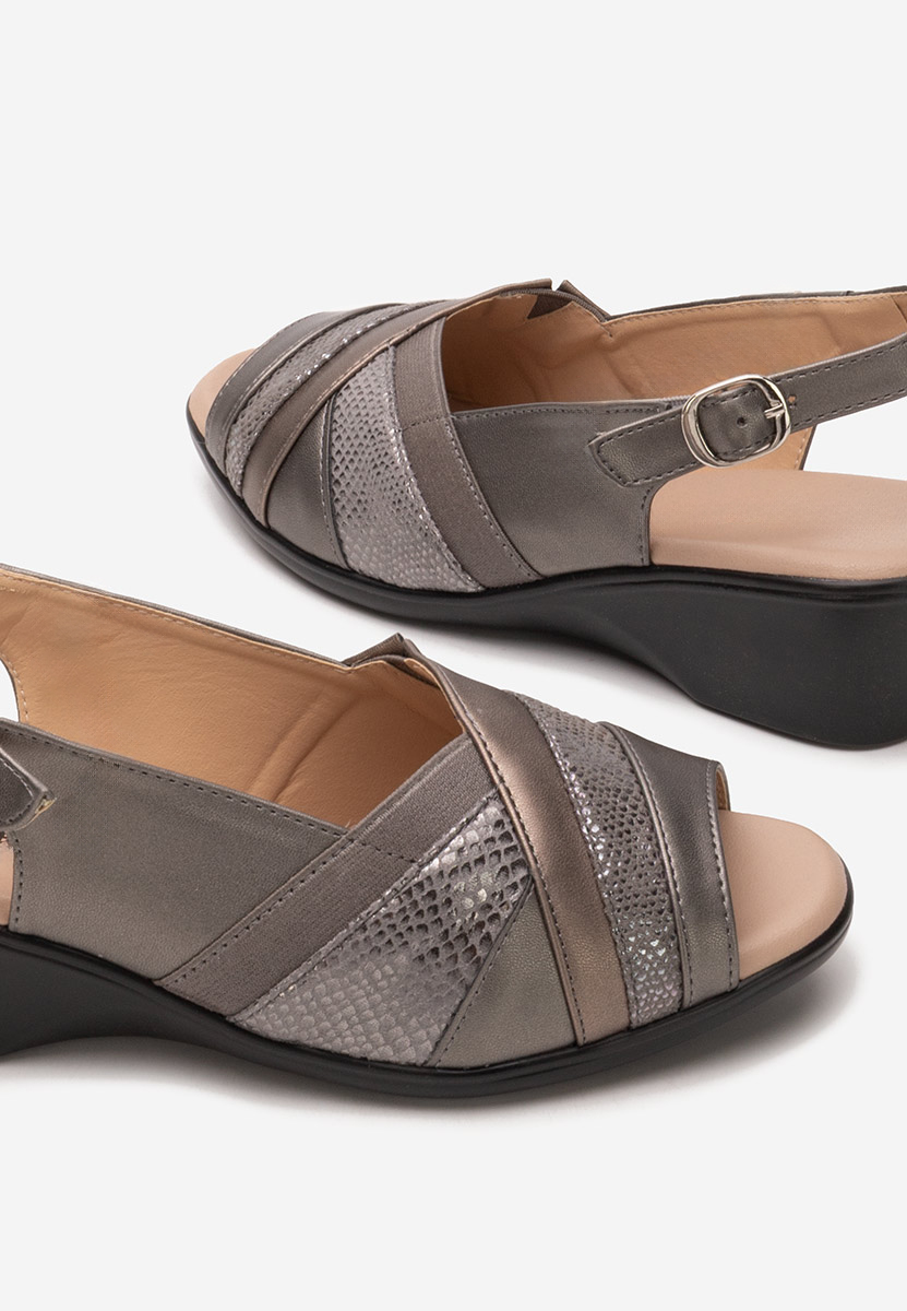 Szare sandały na niskim koturnie Nema