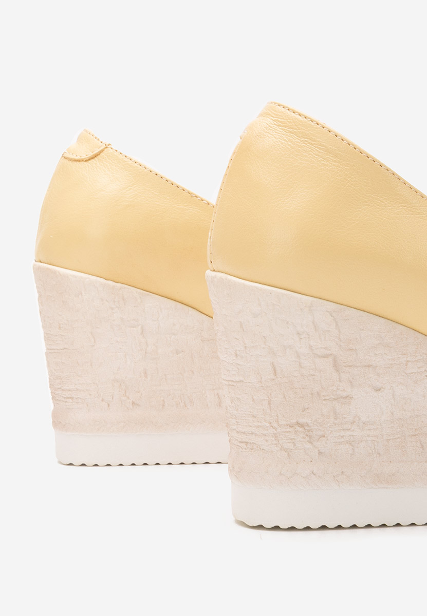 Żółte czółenka na koturnie Kaira