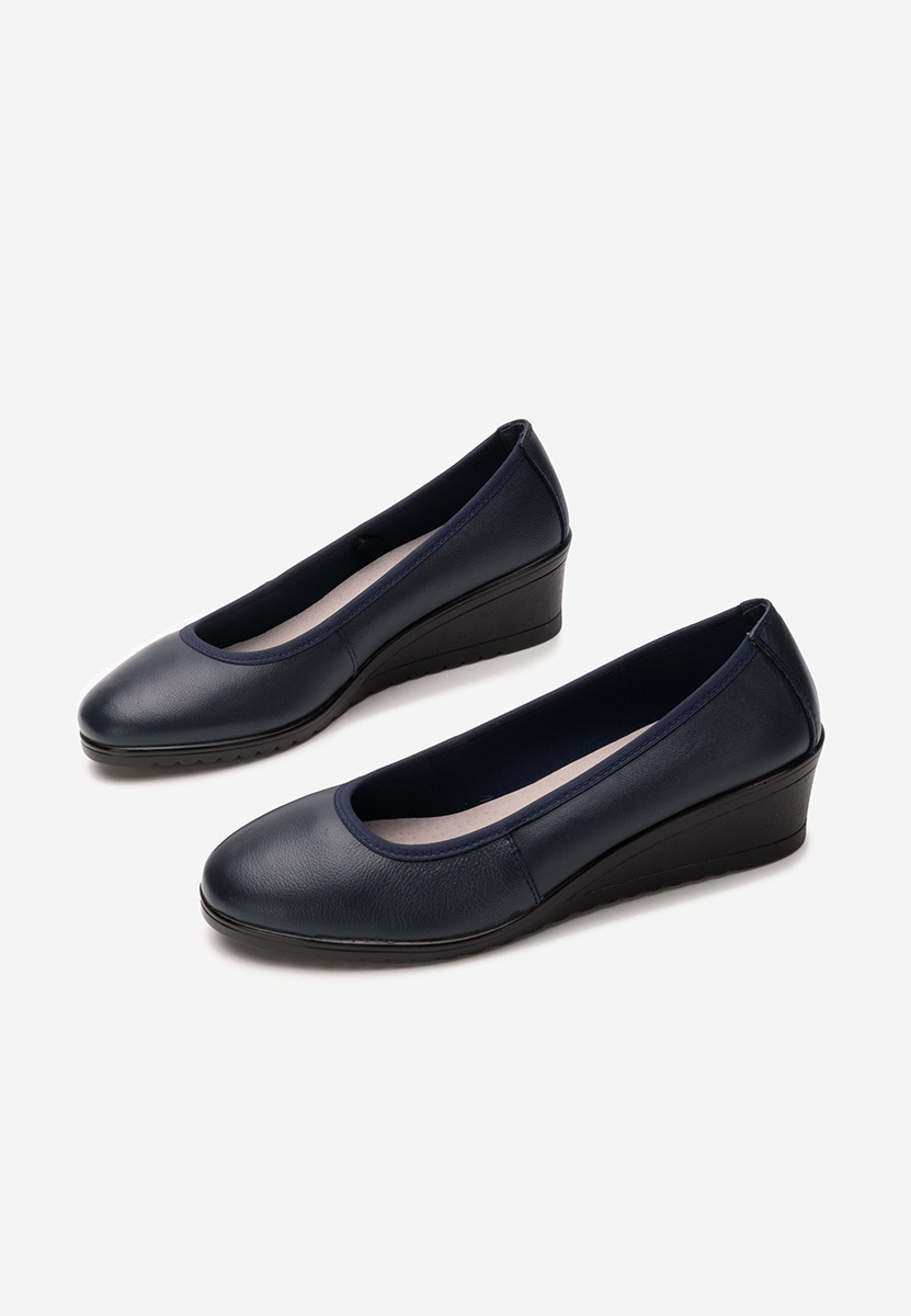 Granatowe czółenka na koturnie Josmia