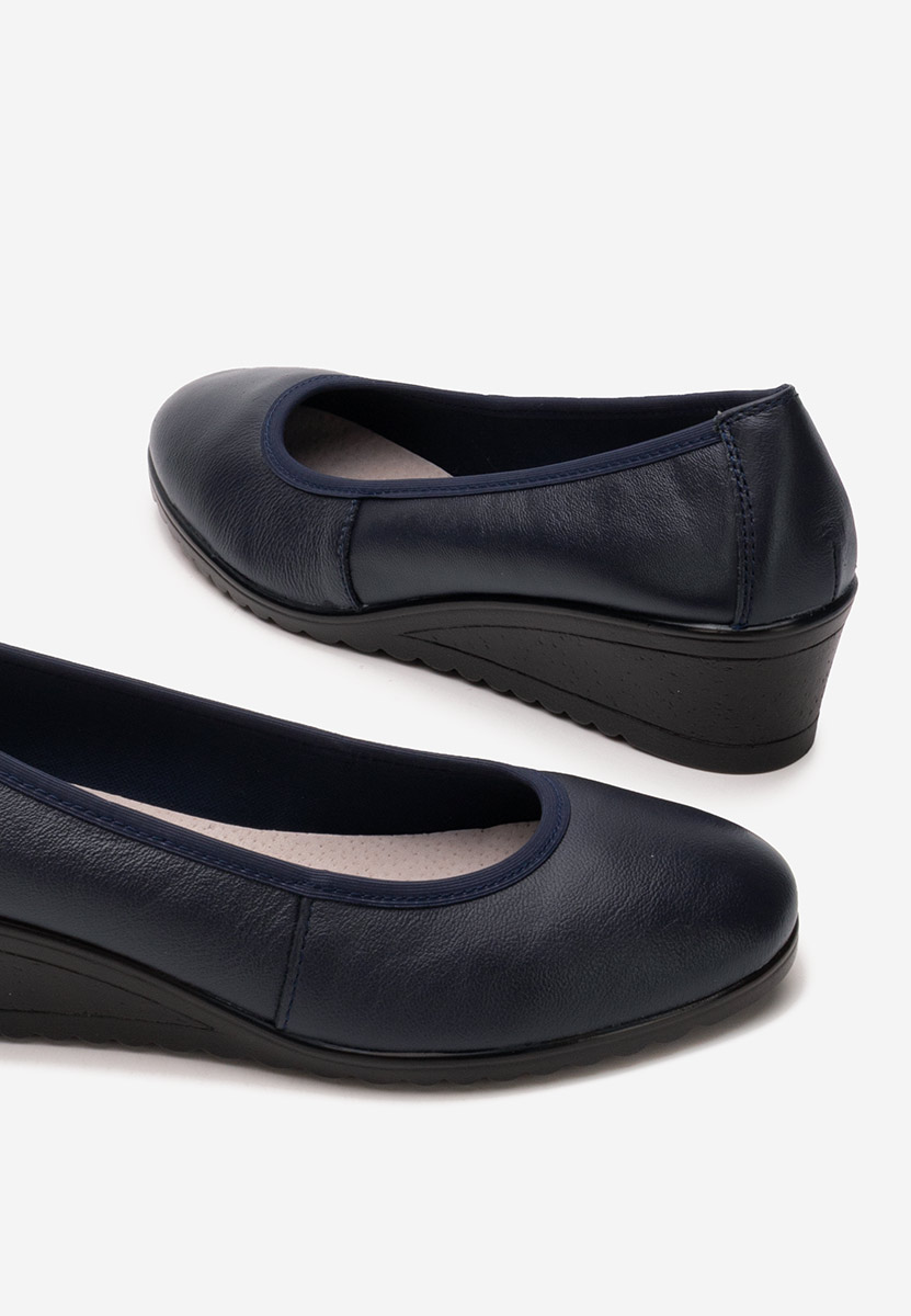 Granatowe czółenka na koturnie Josmia