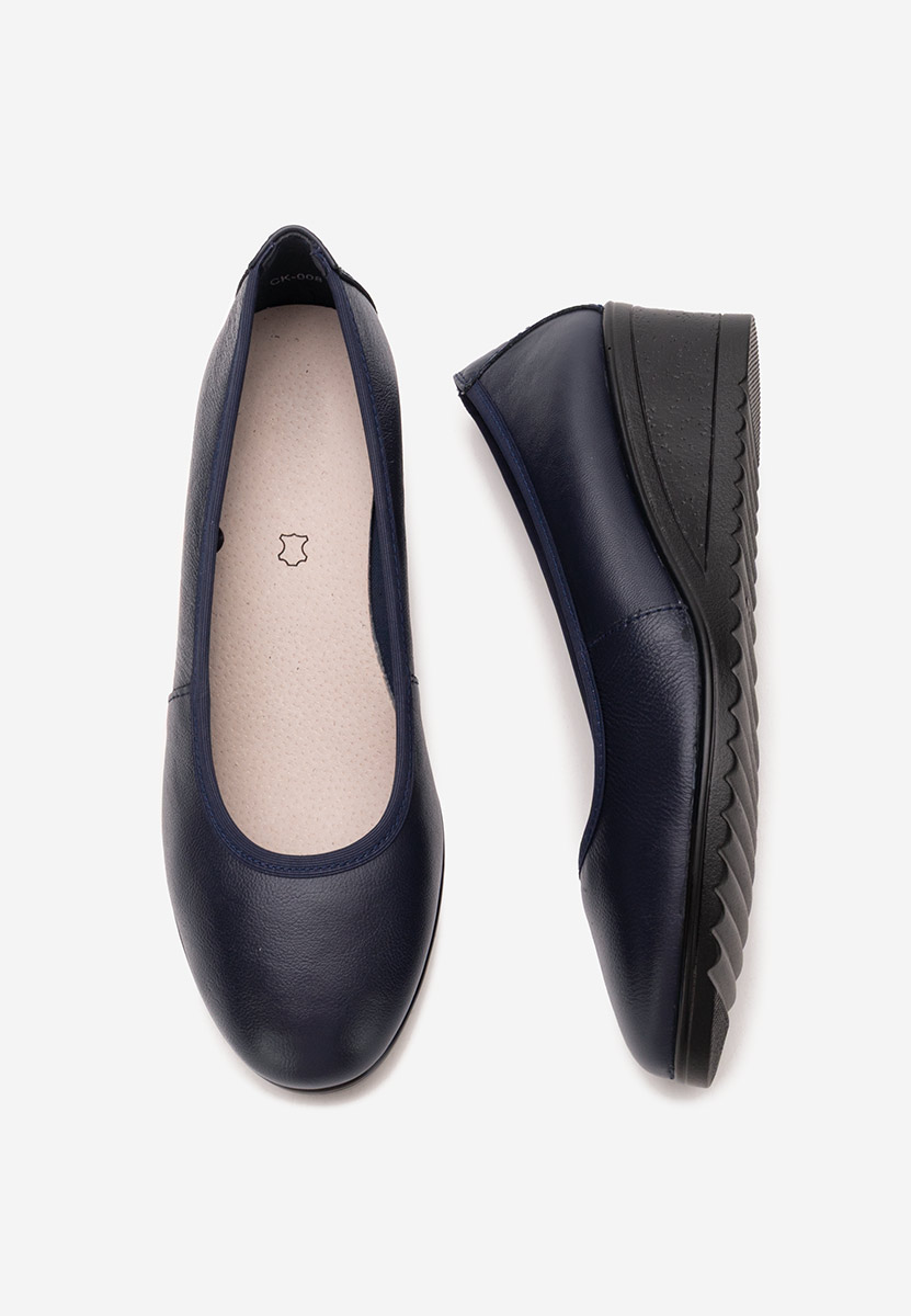 Granatowe czółenka na koturnie Josmia