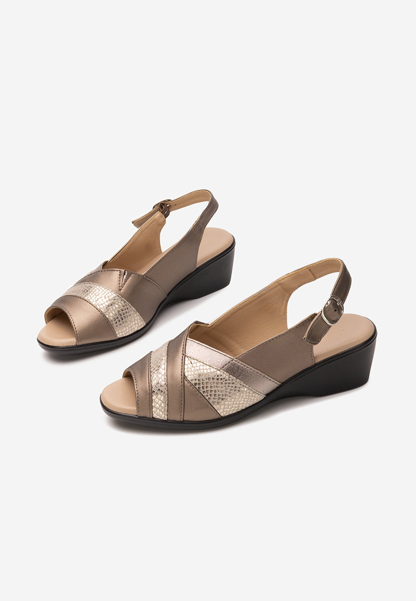 Miedziane sandały na niskim koturnie Nema