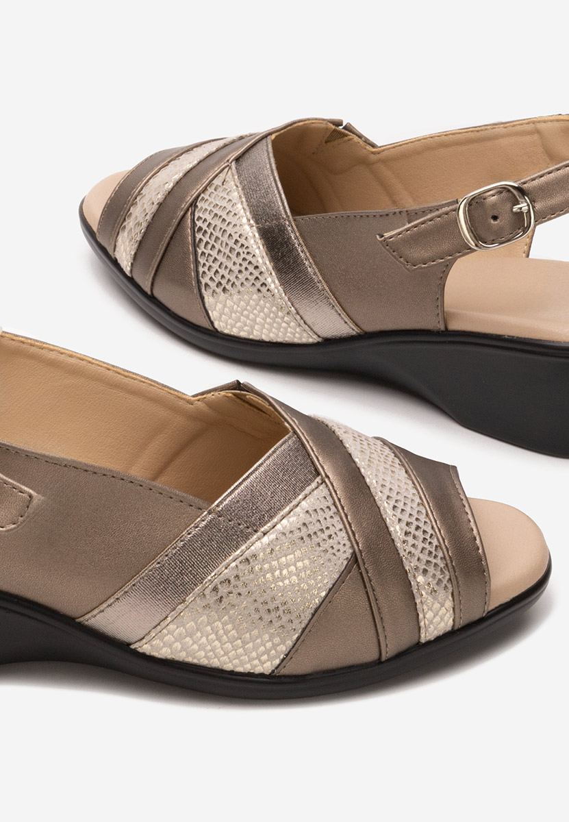 Miedziane sandały na niskim koturnie Nema