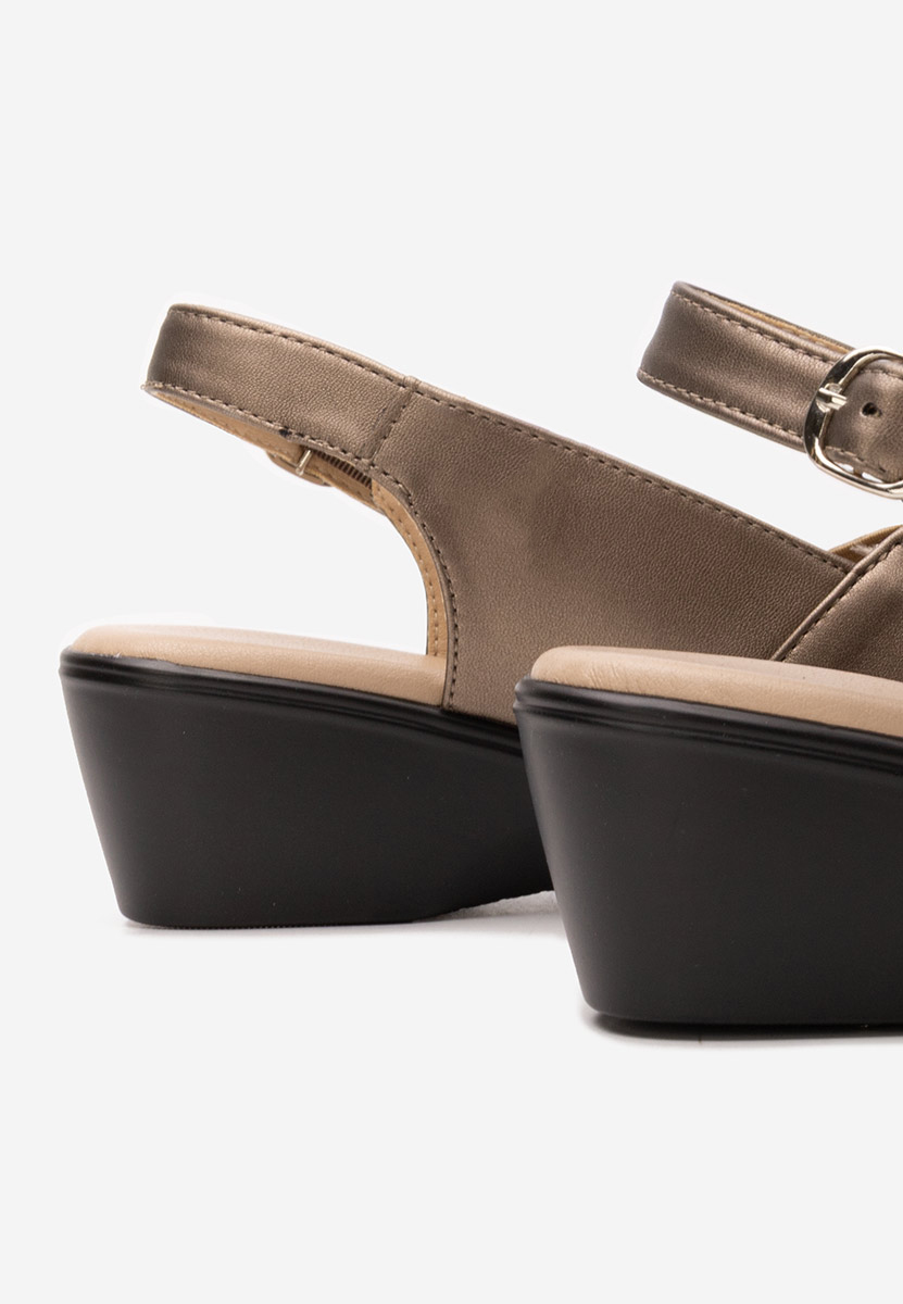 Miedziane sandały na niskim koturnie Nema