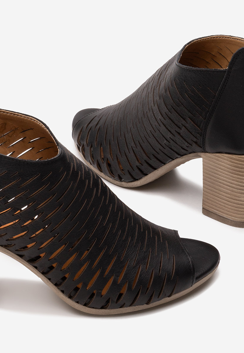 Czarne sandały na słupku Zarata