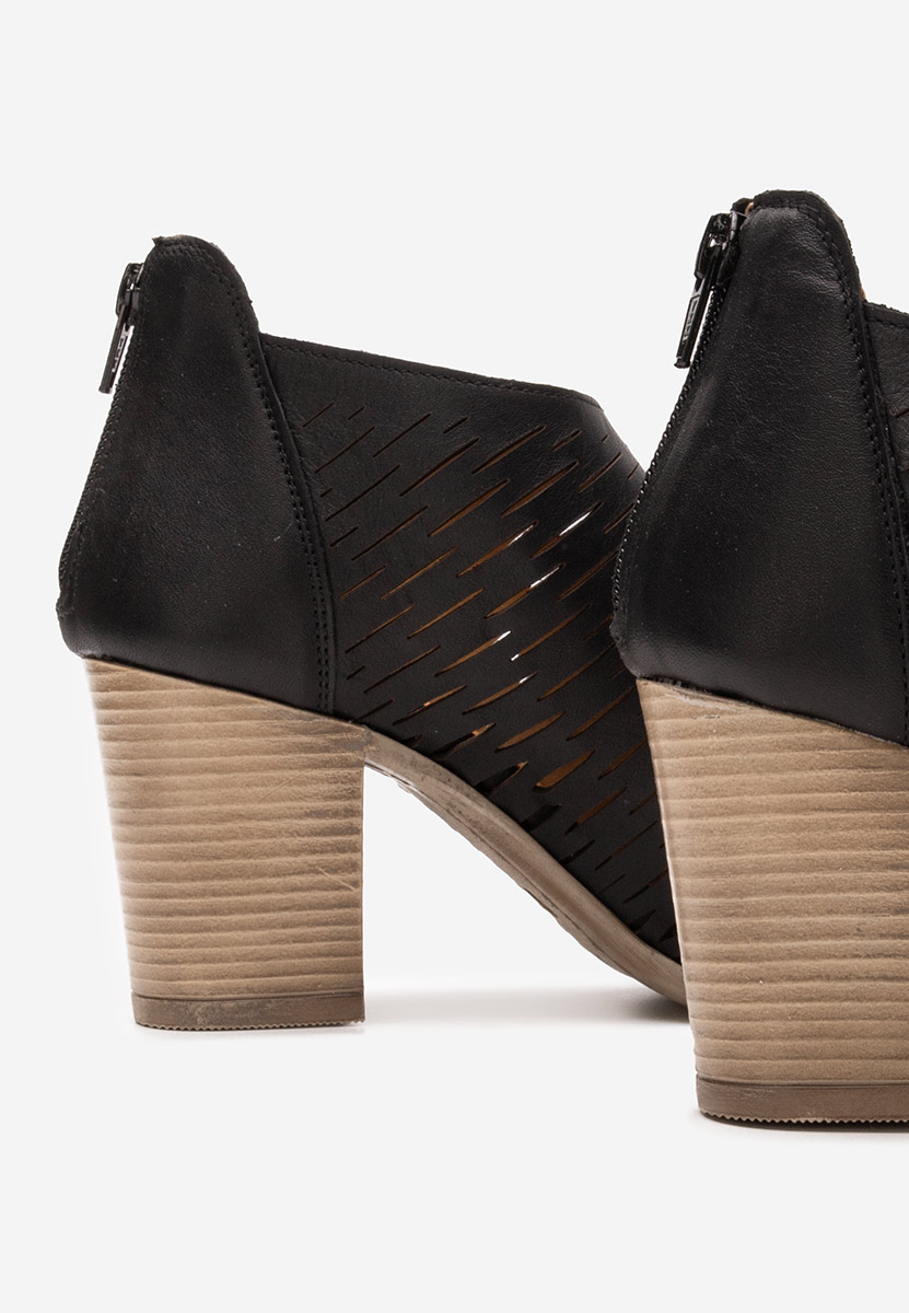 Czarne sandały na słupku Zarata