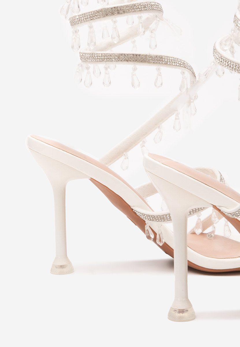 Białe sandały na szpilce Calisa