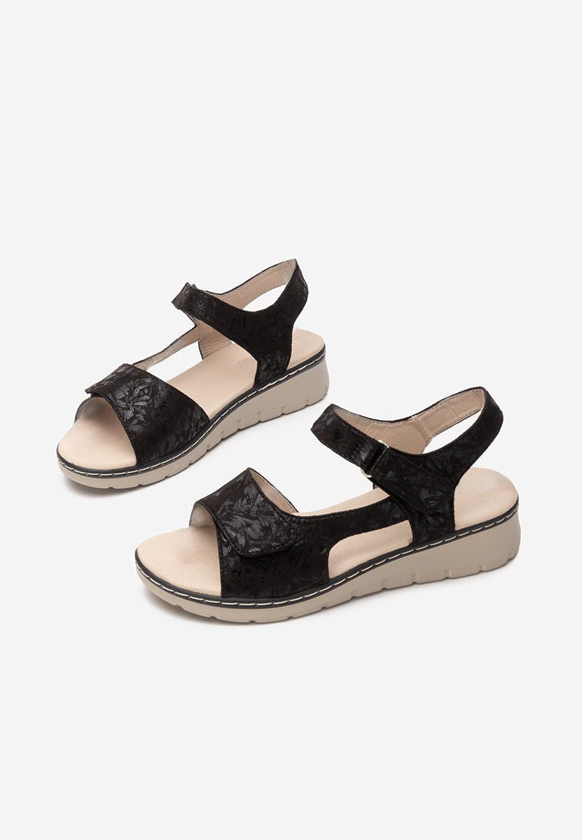 Czarne sandały na koturnie Alsanda