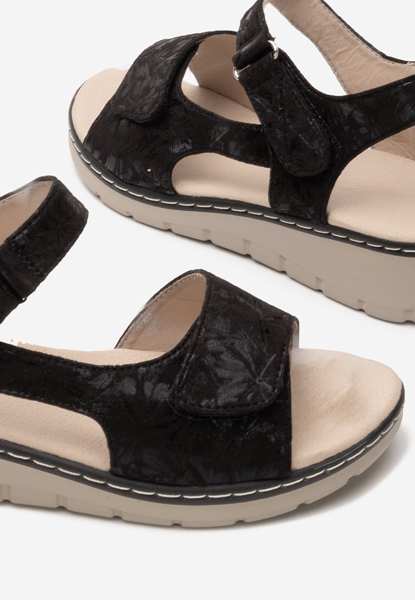 Czarne sandały na koturnie Alsanda