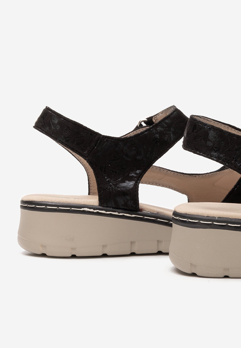 Czarne sandały na koturnie Alsanda