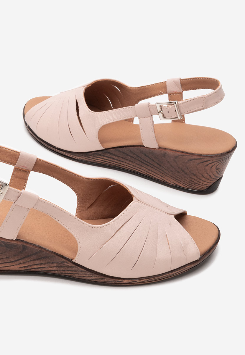 Różowe sandały na niskim koturnie Lovara