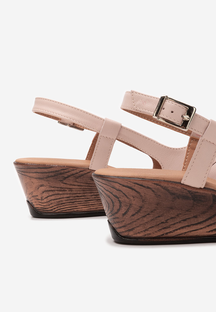 Różowe sandały na niskim koturnie Lovara