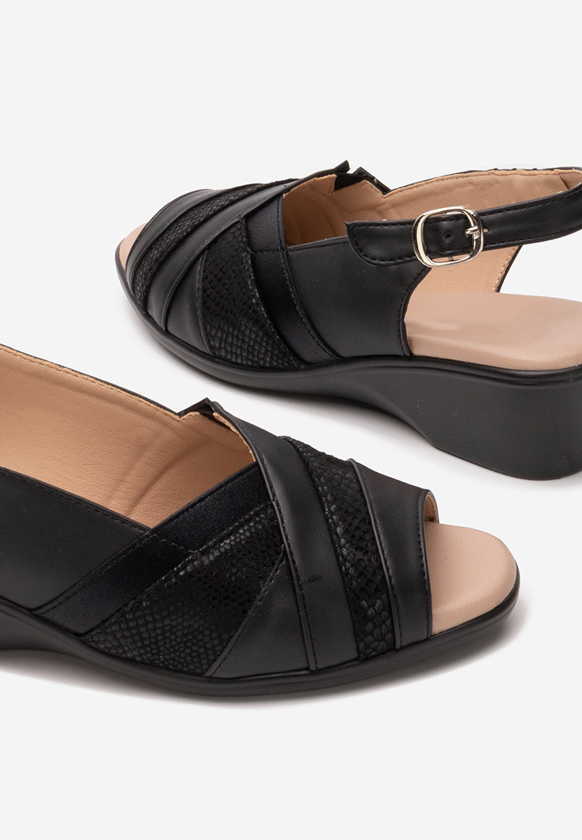 Czarne sandały na niskim koturnie Nema