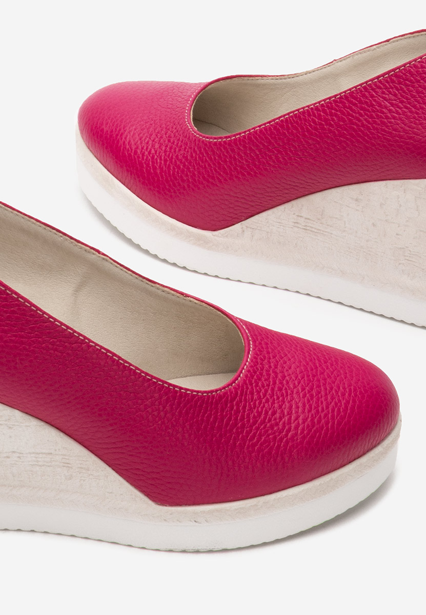 Fuksjowe czółenka na koturnie Kaira