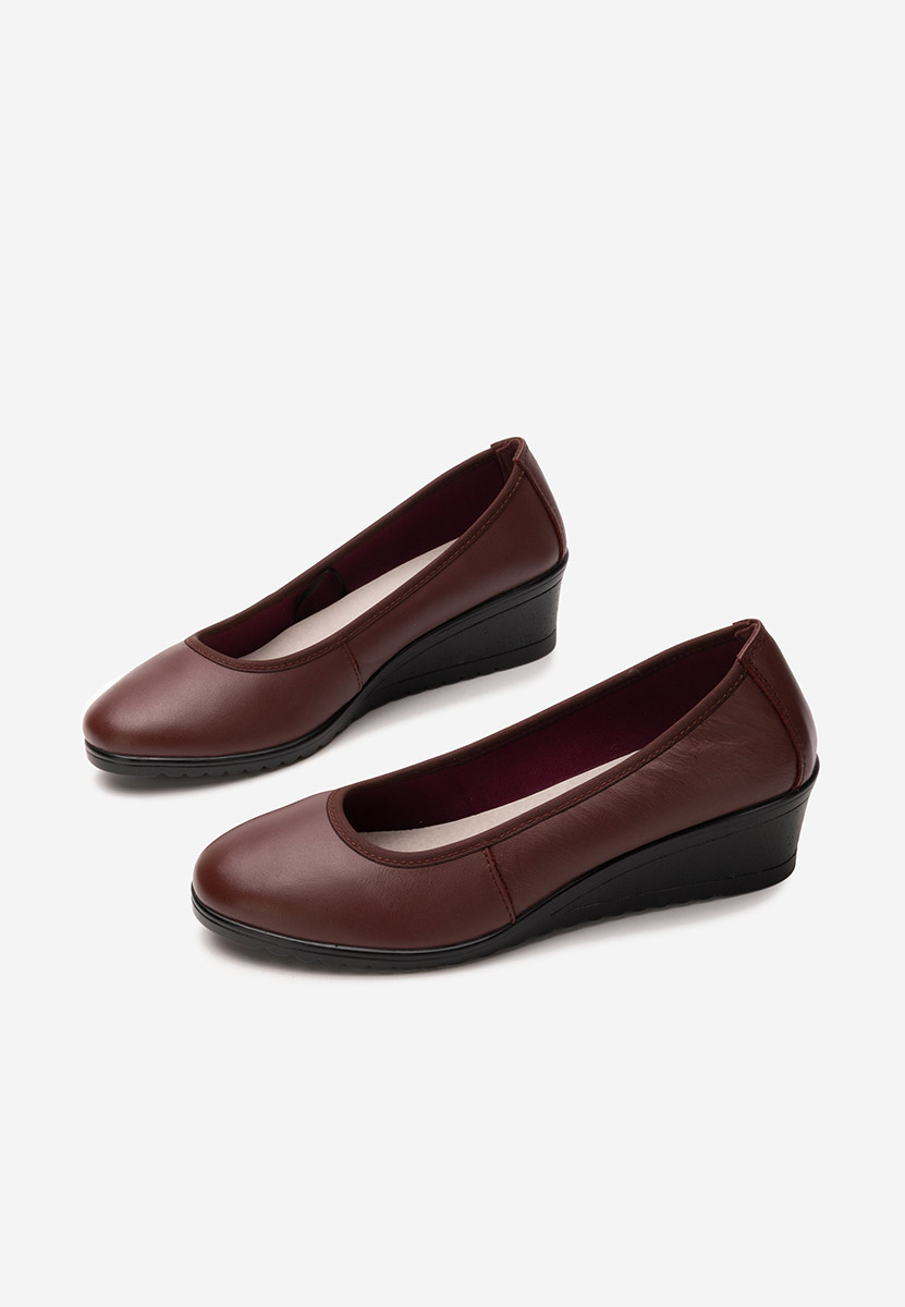 Bordowe czółenka na koturnie Josmia