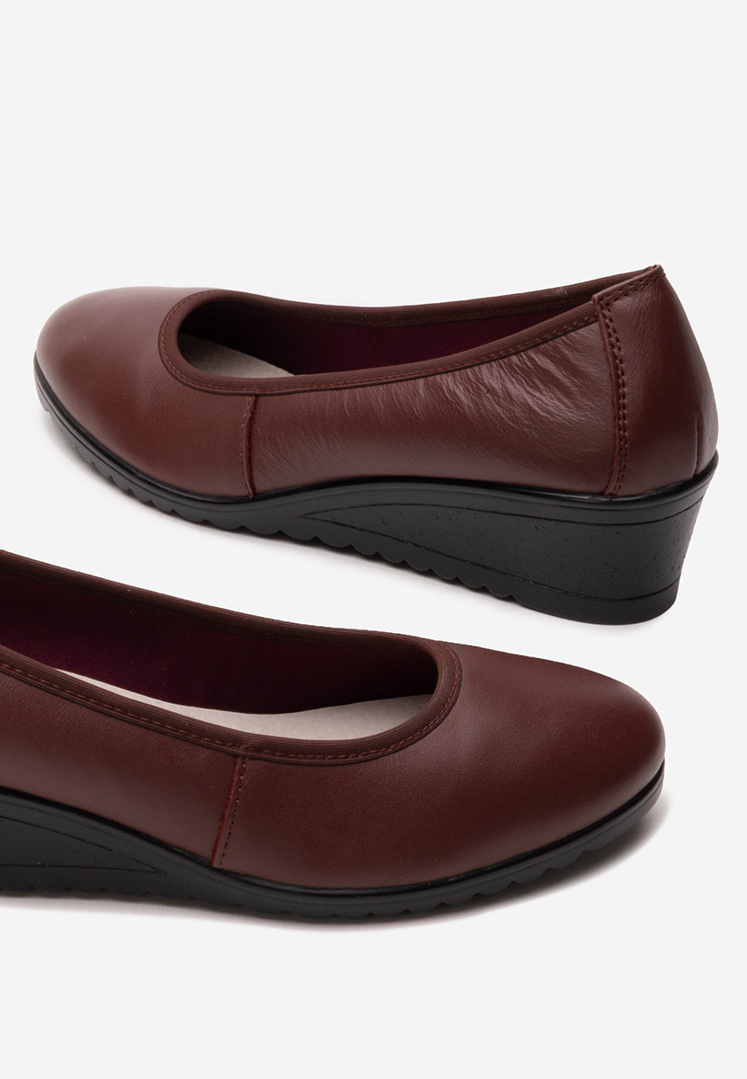 Bordowe czółenka na koturnie Josmia