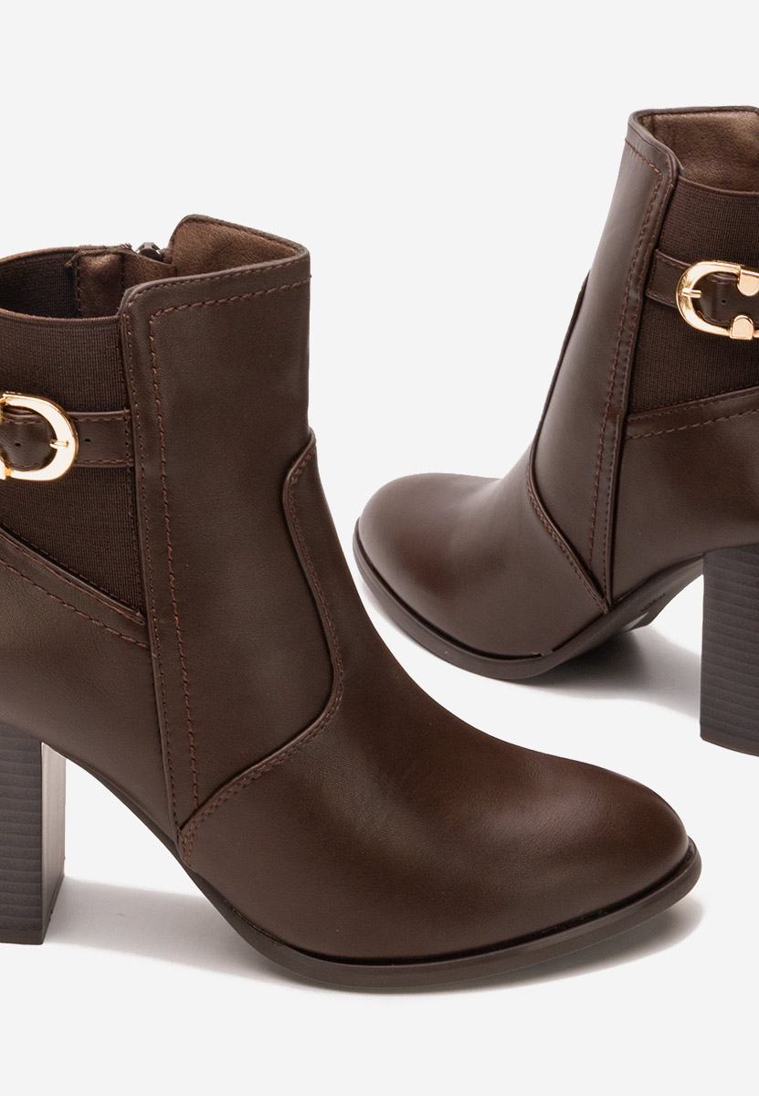Brązowe botki na słupku Alaki