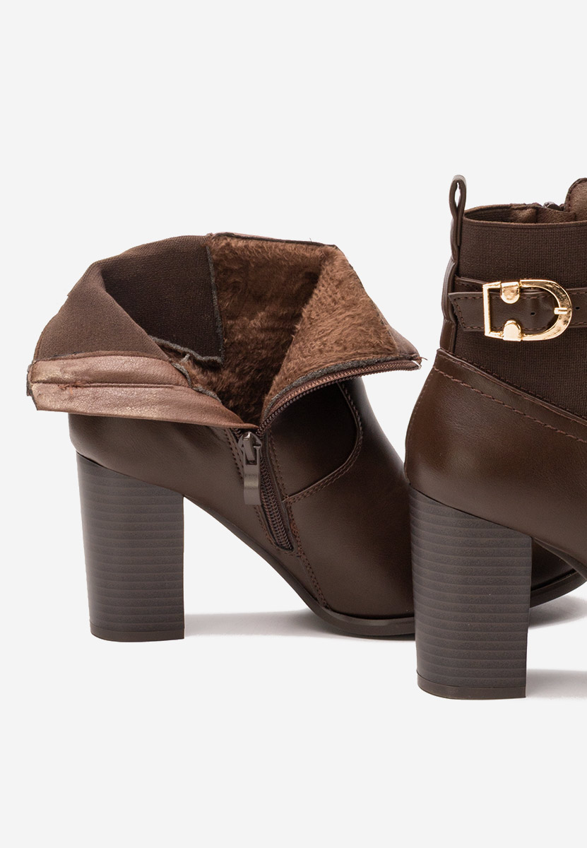 Brązowe botki na słupku Alaki