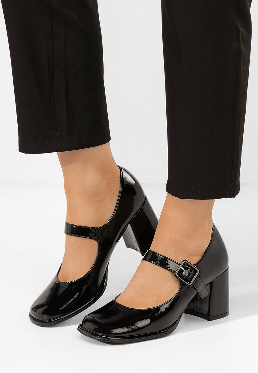 Czarne czółenka na słupku Terresa