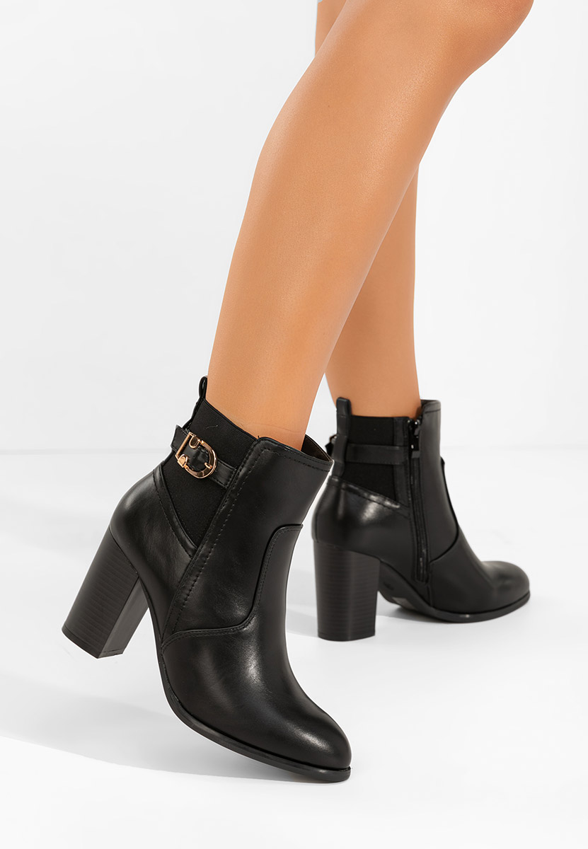 Czarne botki na słupku Alaki