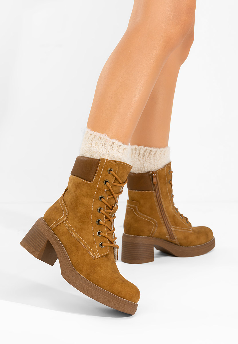 Camelowe botki na słupku Celoria