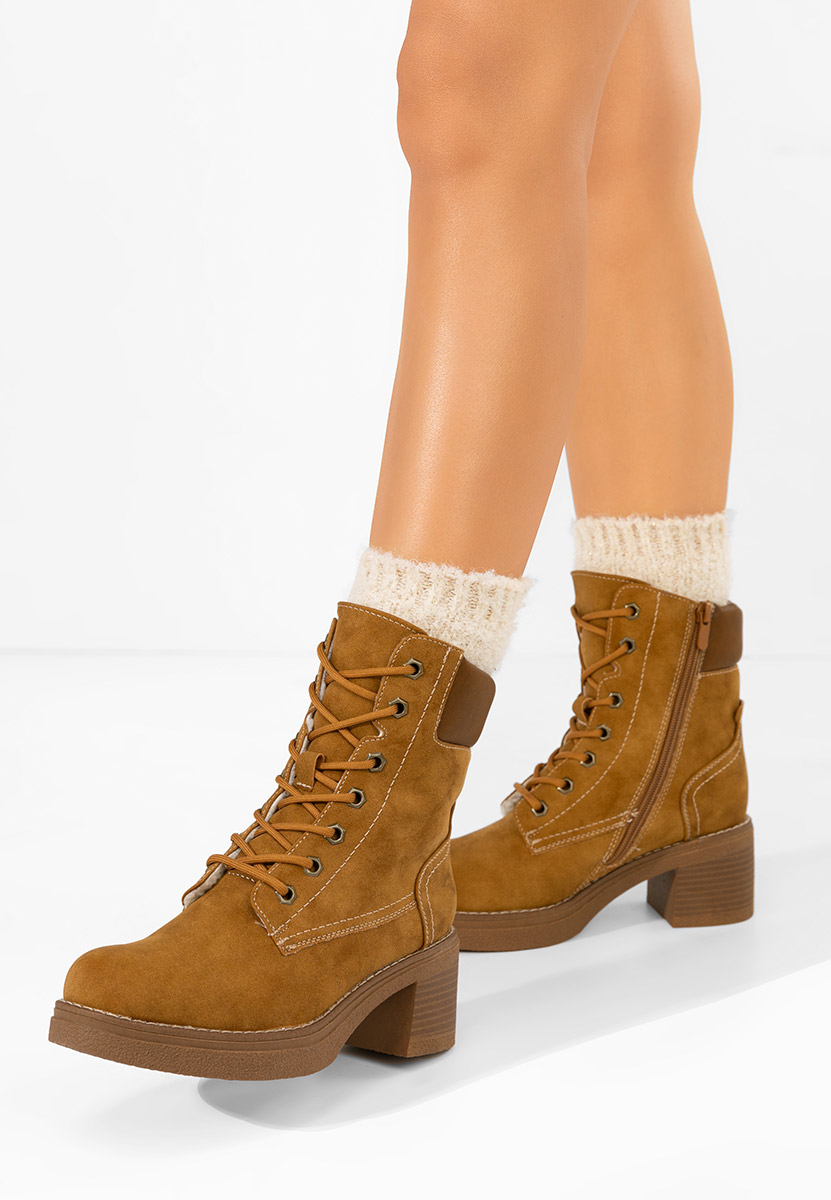 Camelowe botki na słupku Celoria