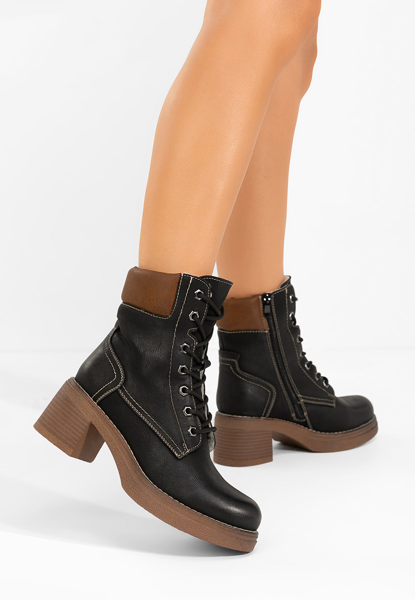 Czarne botki na słupku Celoria