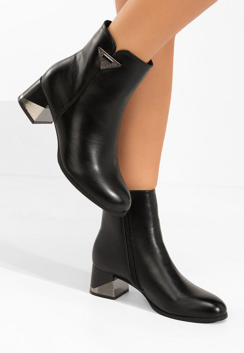 Czarne botki na słupku Velisara