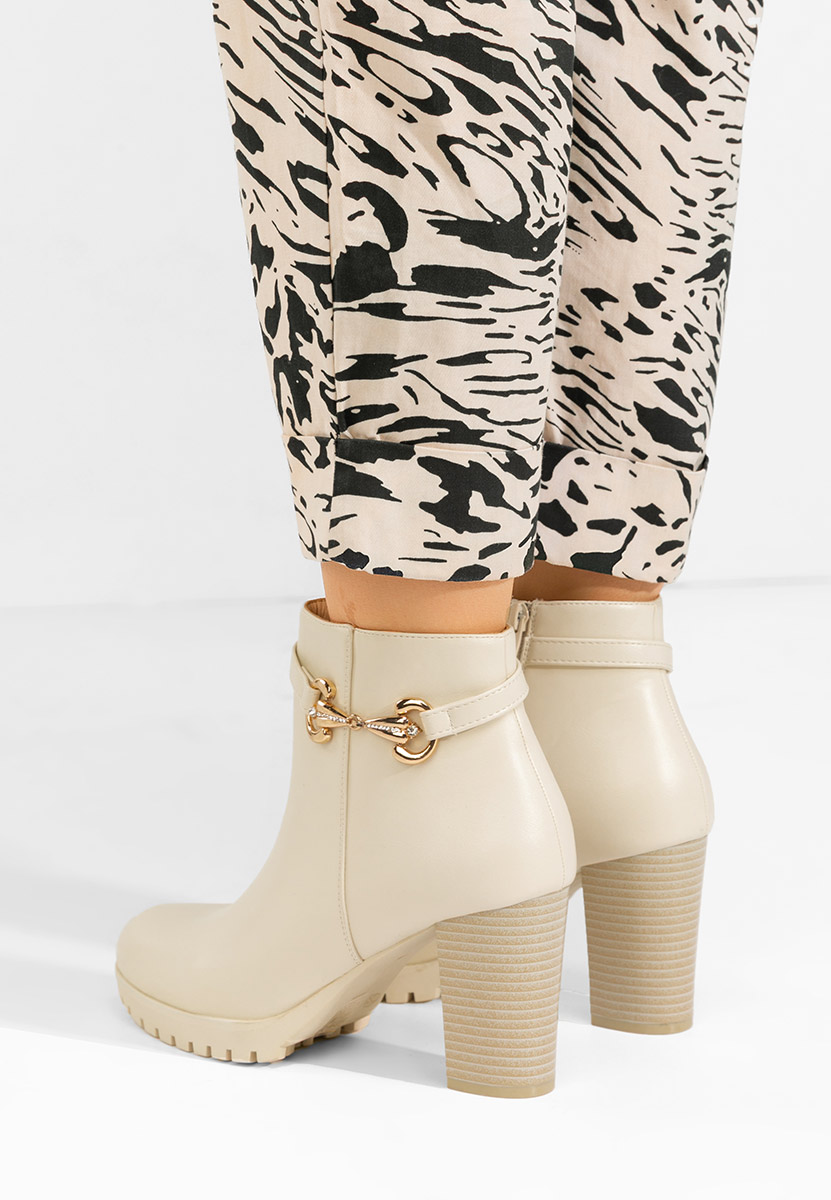 Beżowe botki na słupku Nesia