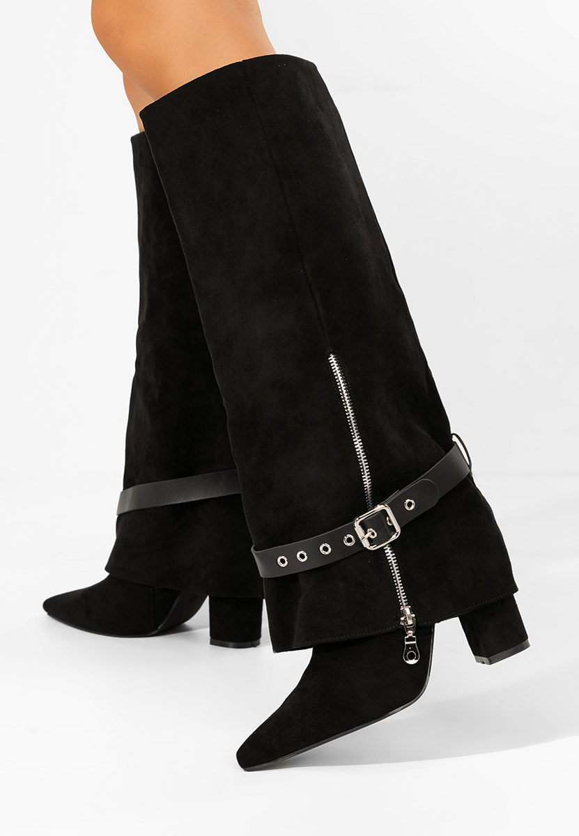 Czarne kozaki na słupku Scotia