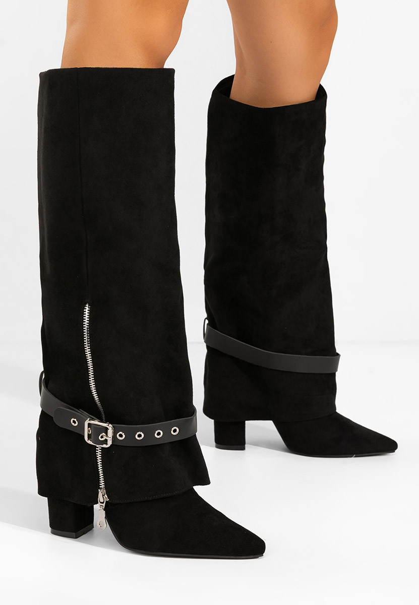 Czarne kozaki na słupku Scotia