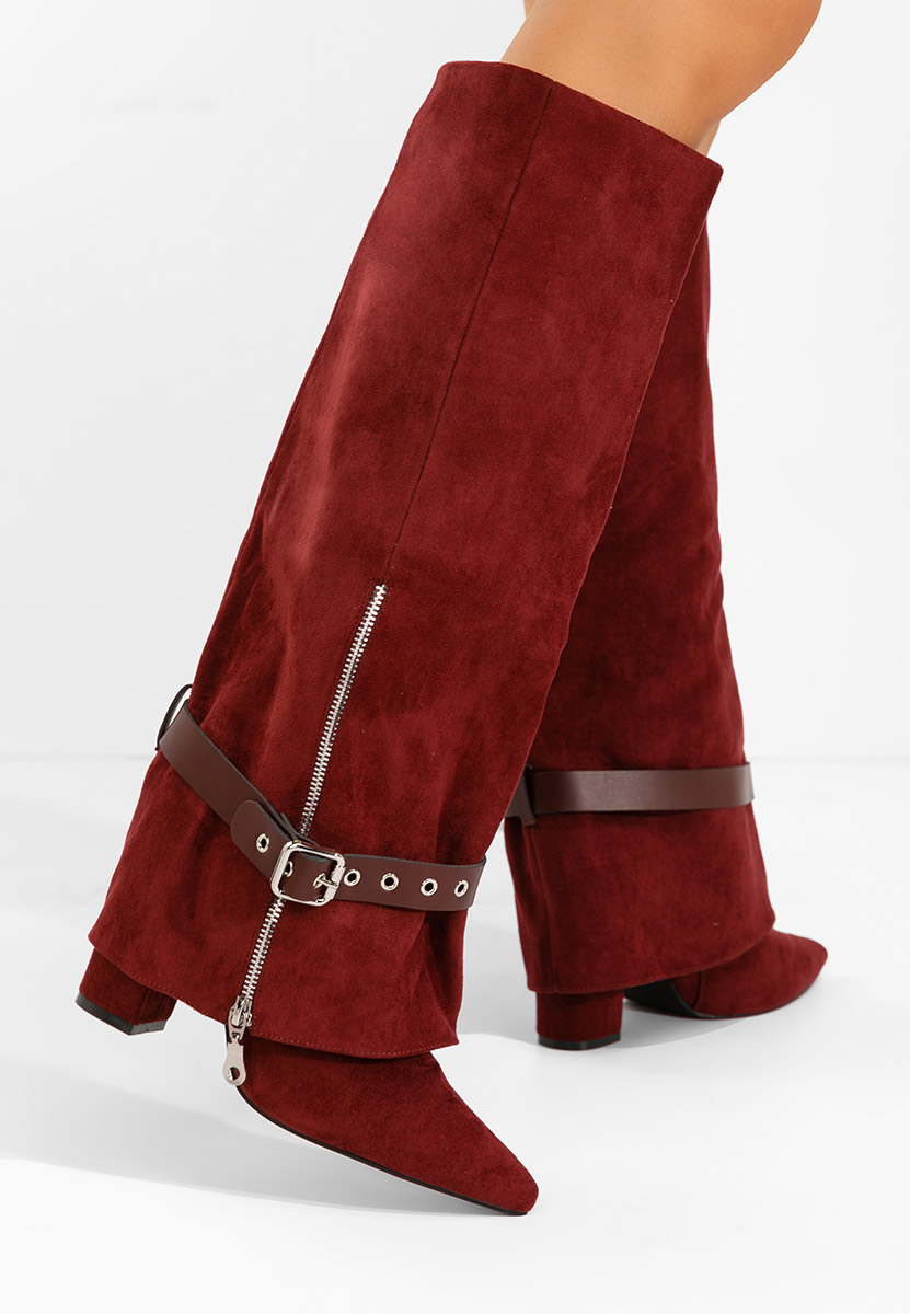 Bordowe kozaki na słupku Scotia