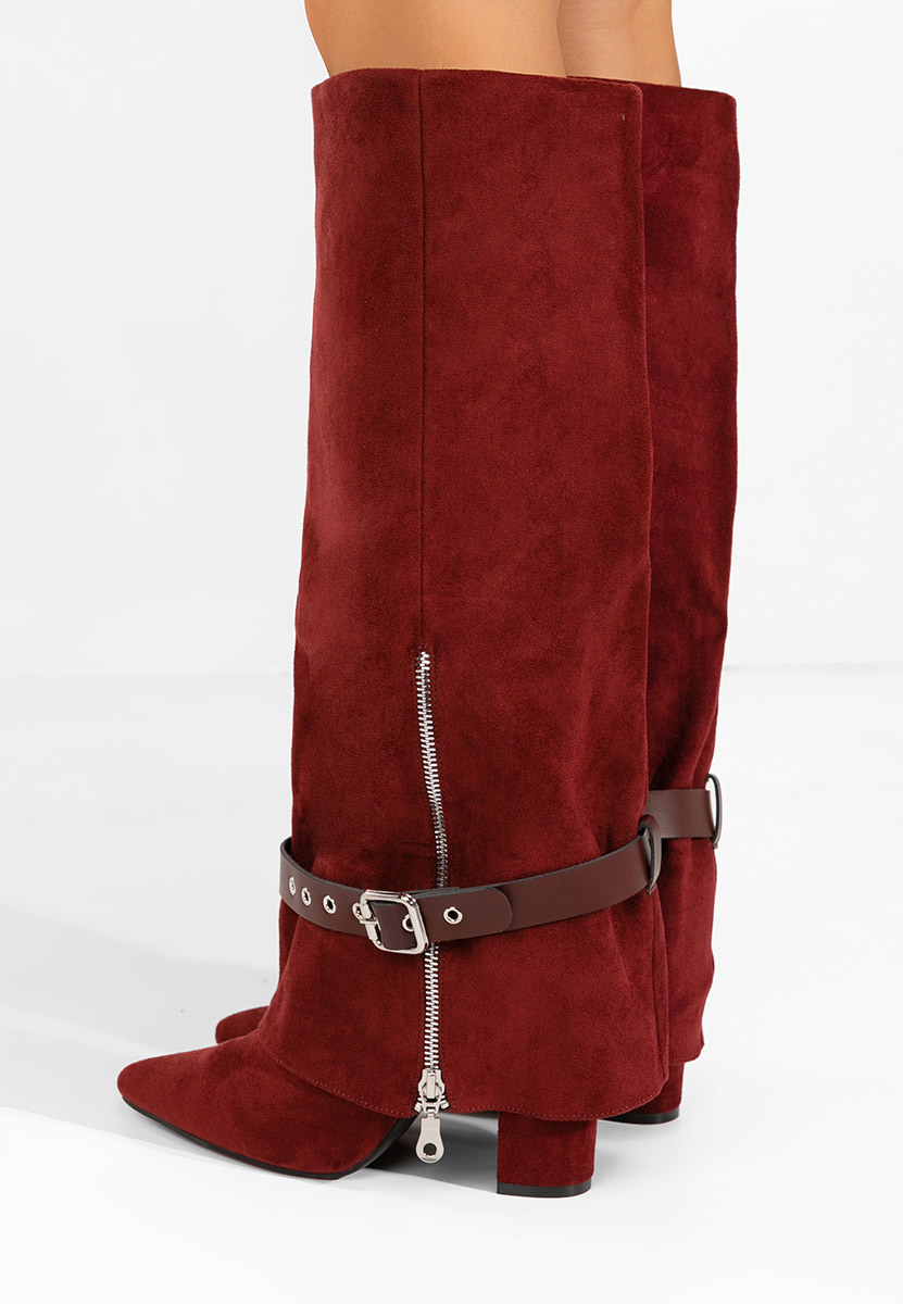 Bordowe kozaki na słupku Scotia