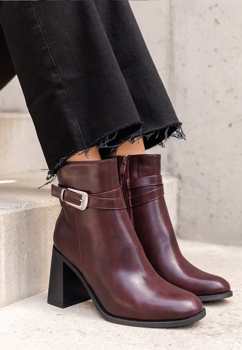 Bordowe botki na słupku Reica