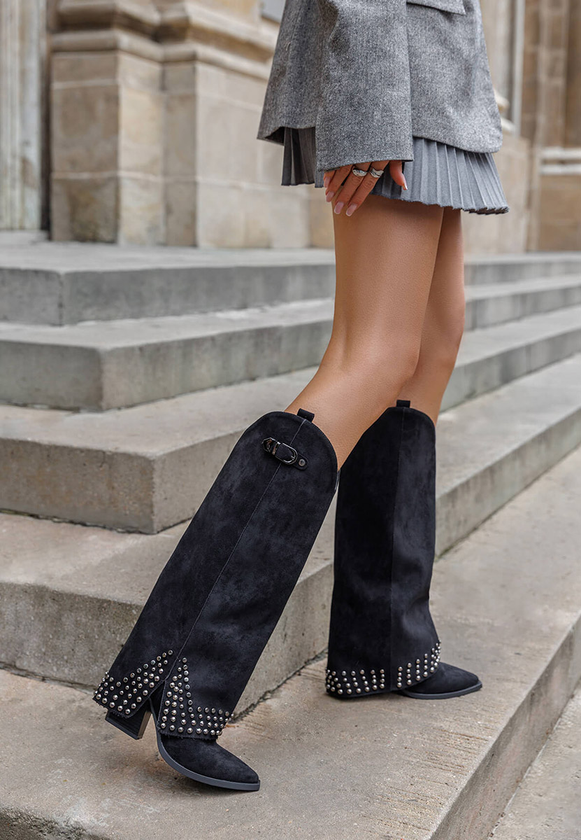 Czarne kozaki na słupku Raffaela