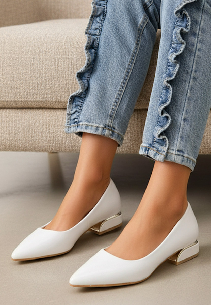 Białe czółenka na niskim obcasie Bertesa V2