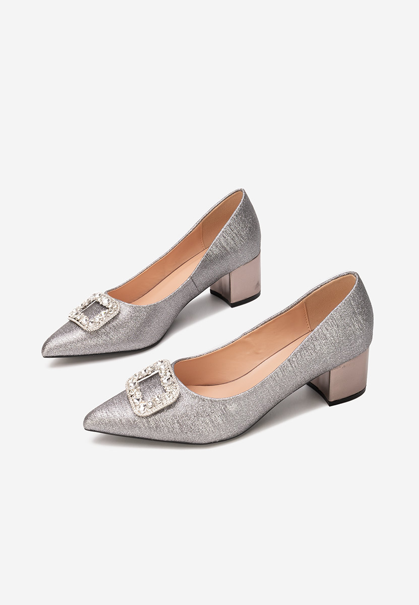 Srebrne czółenka na słupku Osania