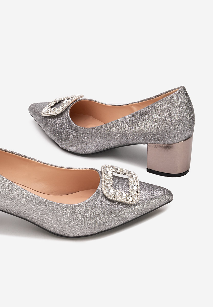 Srebrne czółenka na słupku Osania