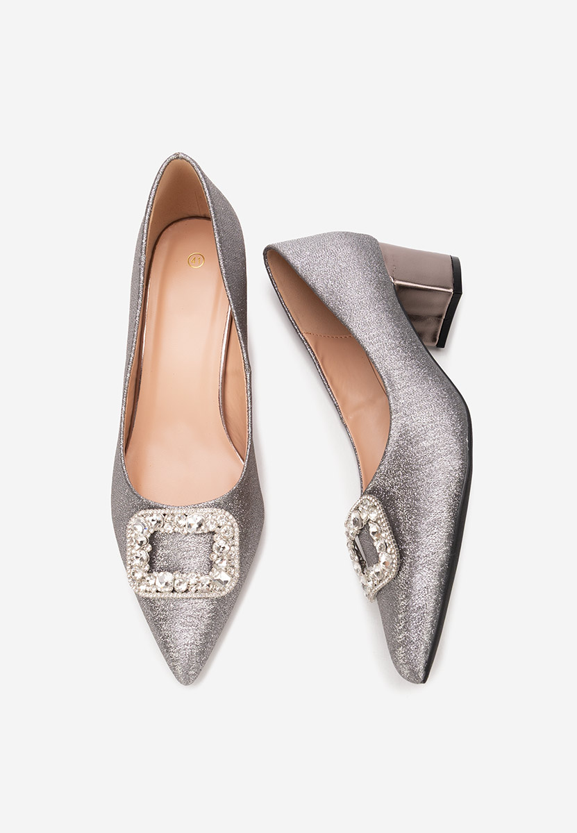 Srebrne czółenka na słupku Osania