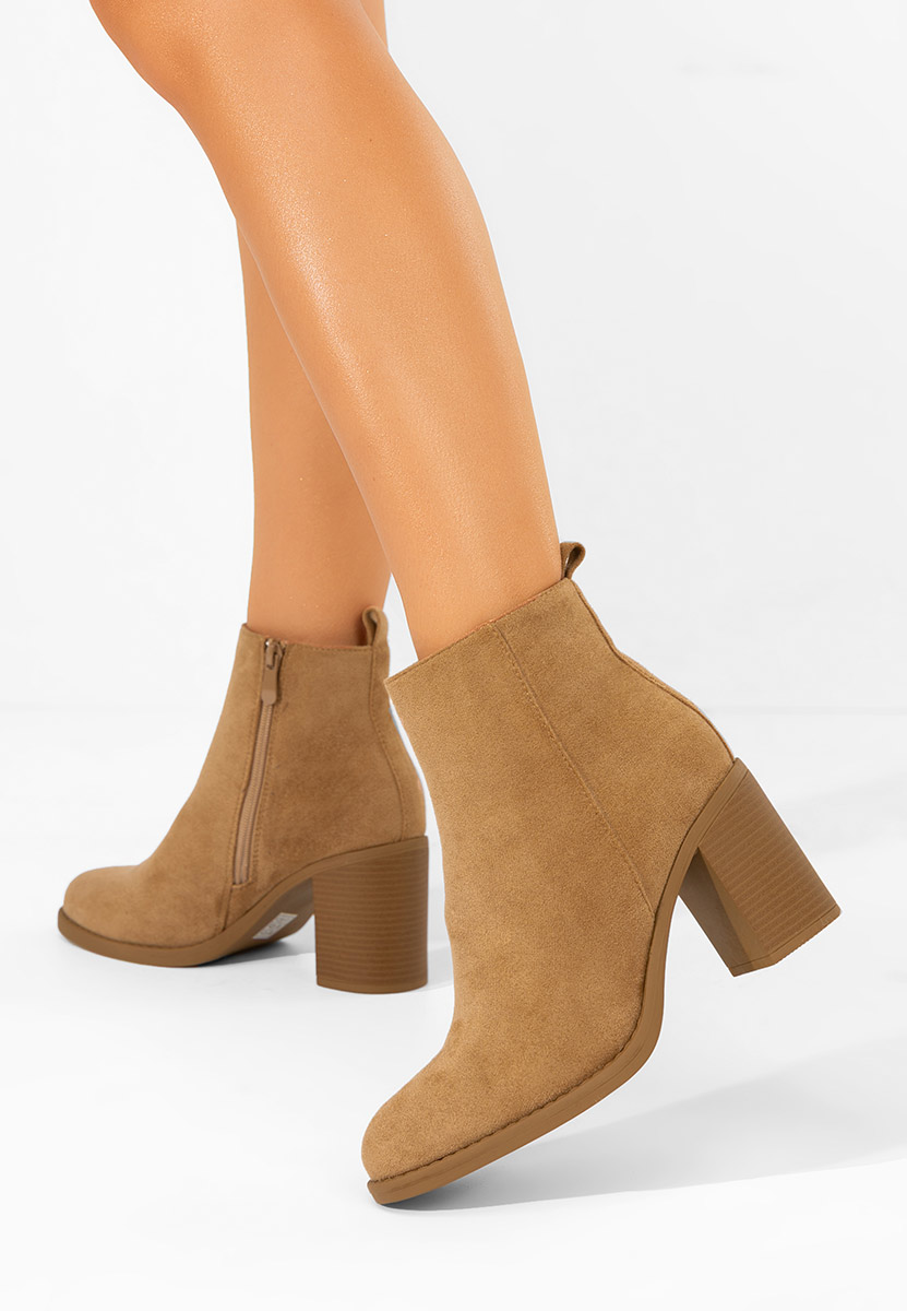 Camelowe botki na słupku Desirea