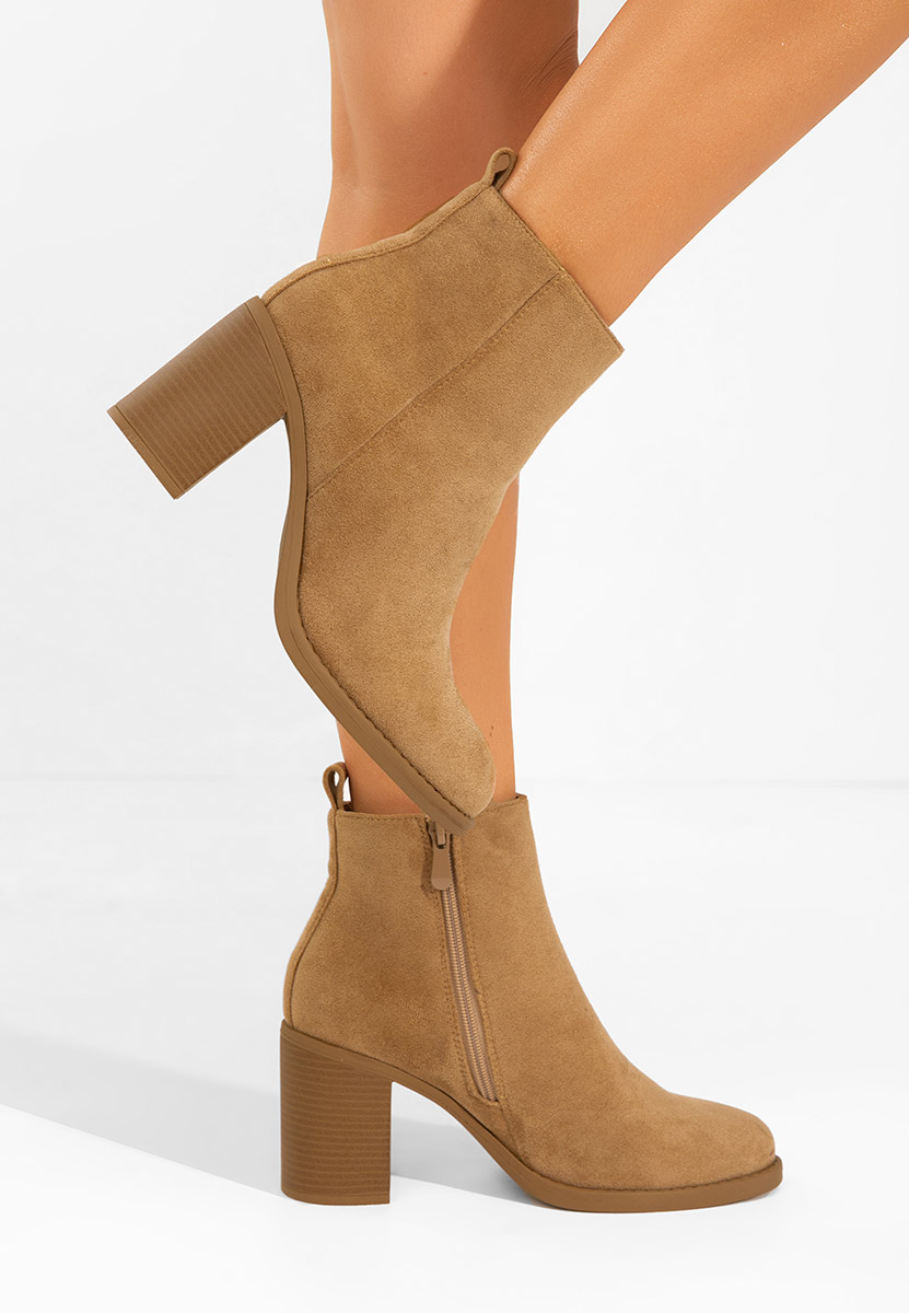 Camelowe botki na słupku Desirea