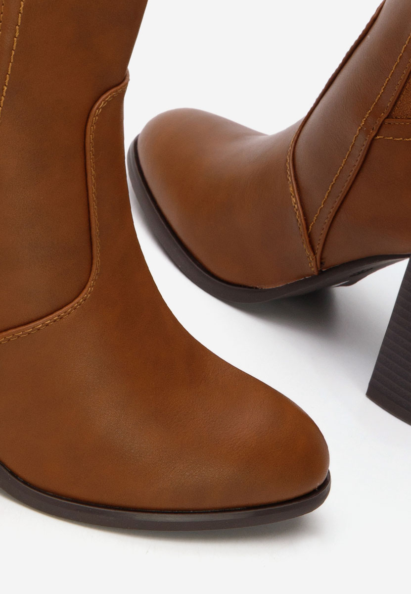 Camelowe botki na słupku Alaki