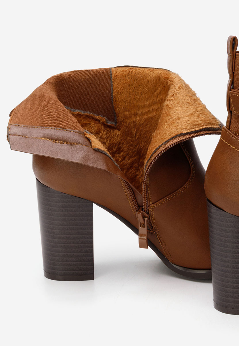 Camelowe botki na słupku Alaki